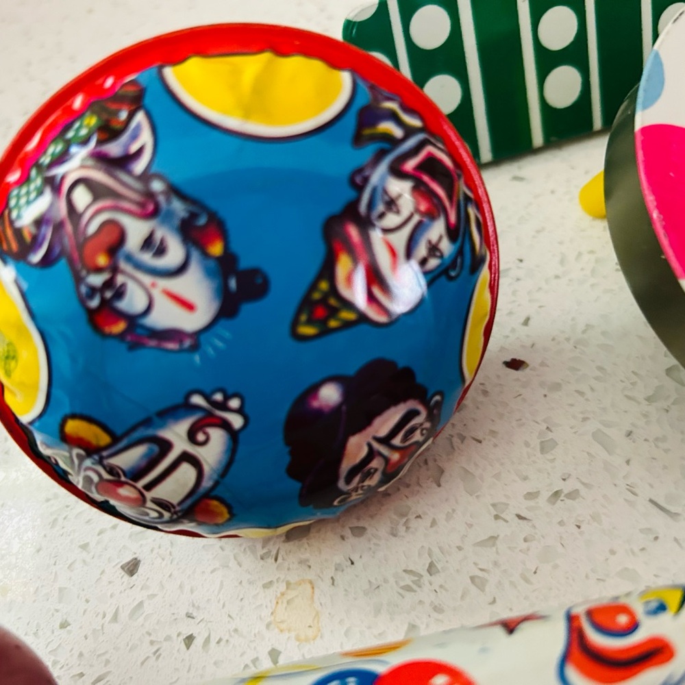 Tin noise makers lot of ten. - Picture 6 of 16